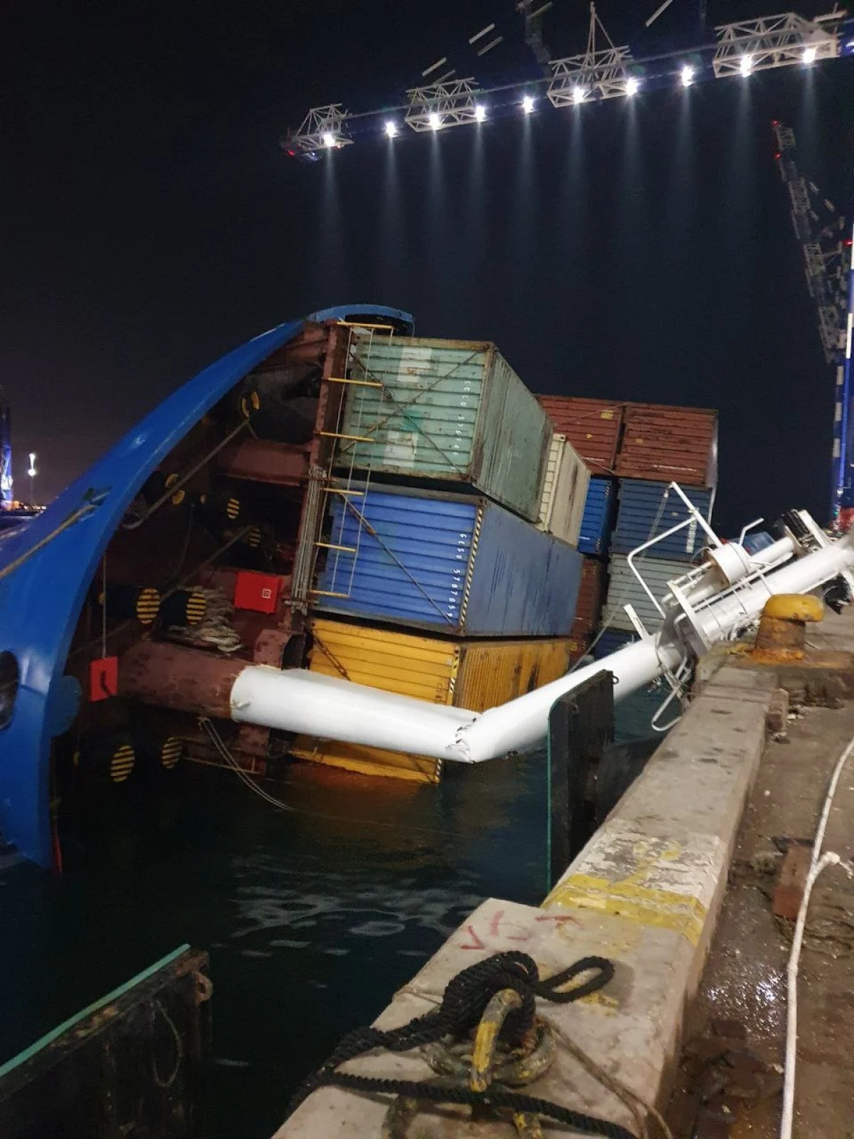 Ambarlı Limanı’nda Gemi Faciası: AMNAH Yan Yattı, Personel Tahliye Edildi - Sayfa 1