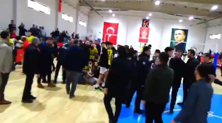 Voleybolculara taraftarlar saldırdı: 3 sporcu yaralandı - Sayfa 4