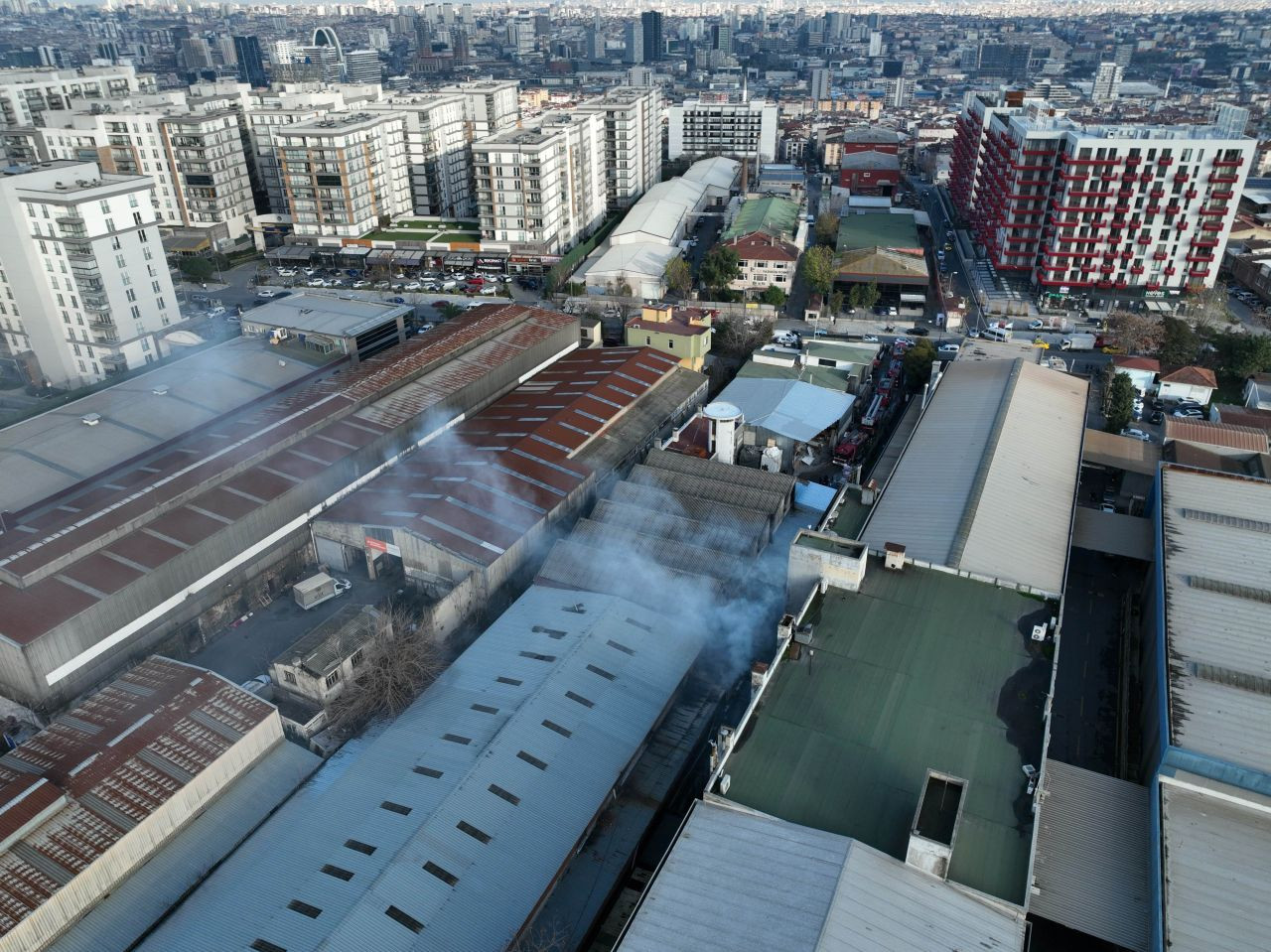 Küçükçekmece'de Mobilya İmalathanesinde Çıkan Yangın Söndürüldü - Sayfa 1