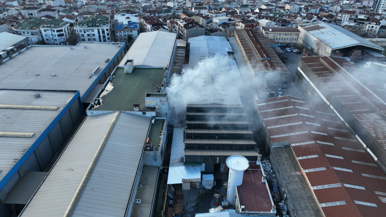 Küçükçekmece'de Mobilya İmalathanesinde Çıkan Yangın Söndürüldü