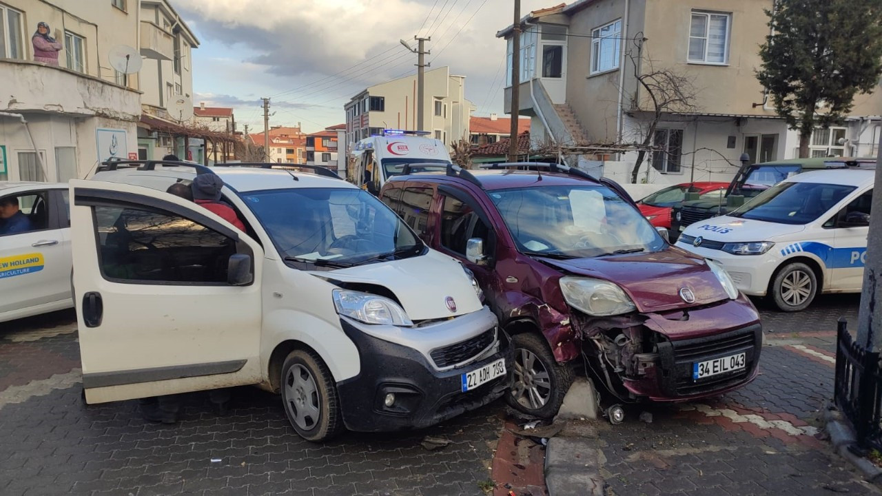 Edirne’de Hafif Ticari Araçların Çarpıştığı Kazada Baba ve Oğlu Yaralandı