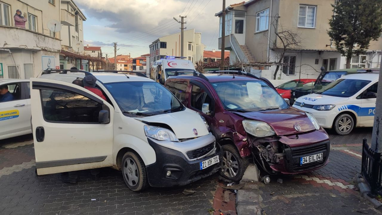 Edirne’de Hafif Ticari Araçların Çarpıştığı Kazada Baba ve Oğlu Yaralandı - Sayfa 1