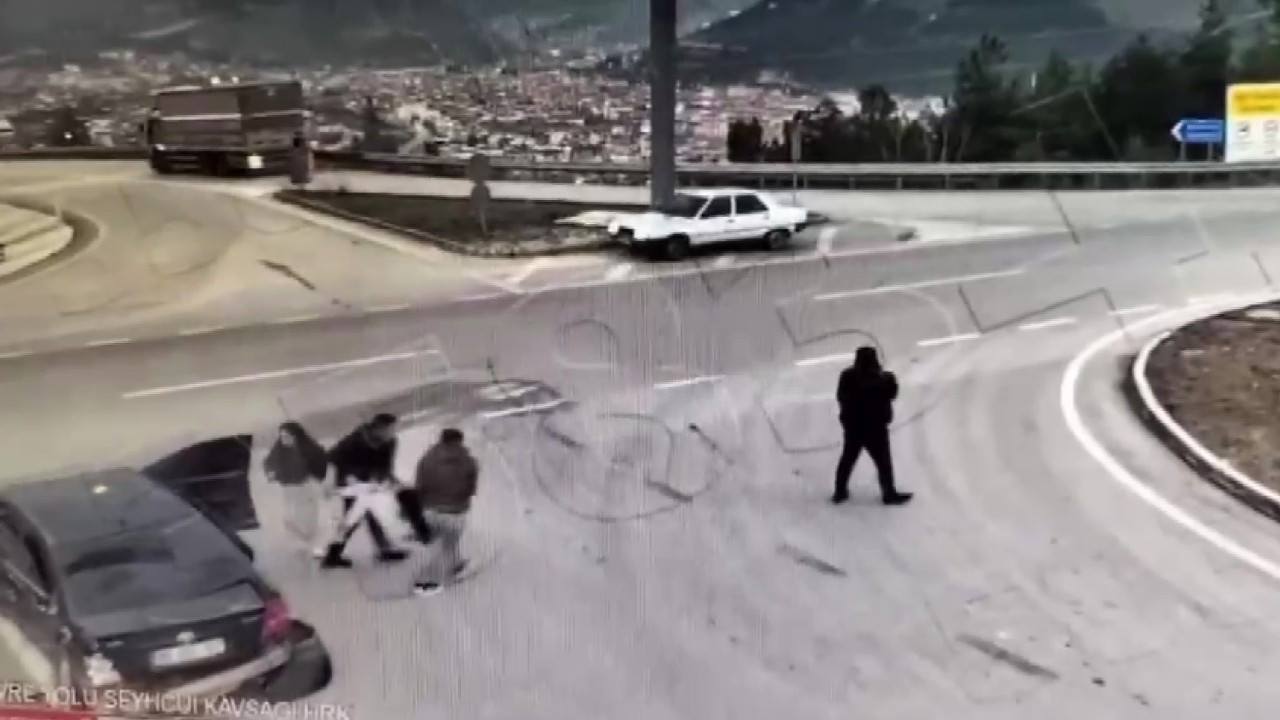 Amasya'da Yanan Araçtan Sıkışan Sürücüyü Vatandaşlar Kurtardı