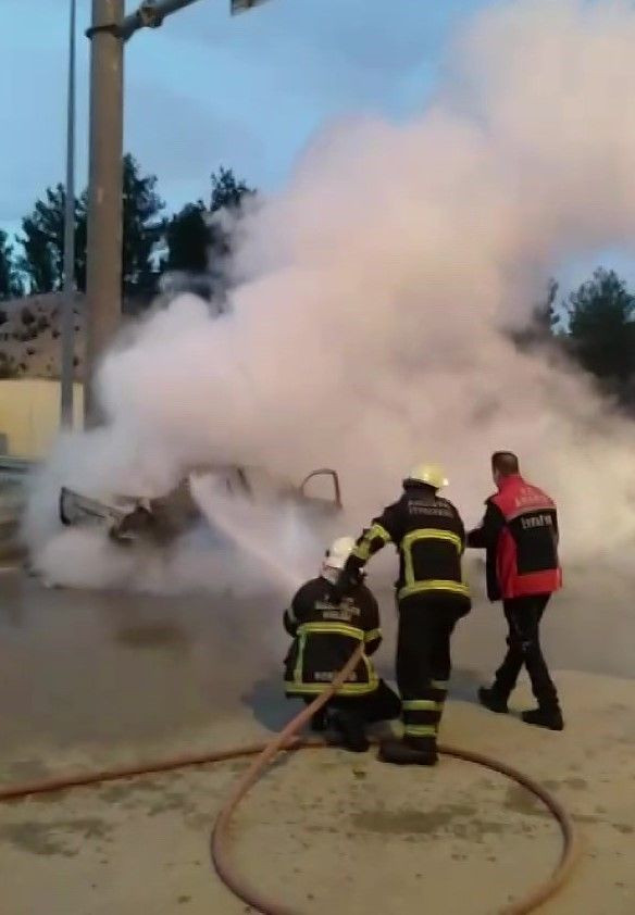 Amasya'da Yanan Araçtan Sıkışan Sürücüyü Vatandaşlar Kurtardı - Sayfa 4