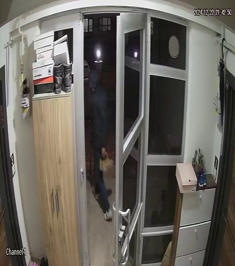 Adapazarı’nda Şaşırtan Hırsızlık: Alışveriş Yapar Gibi Ayakkabıları Çaldılar - Sayfa 2