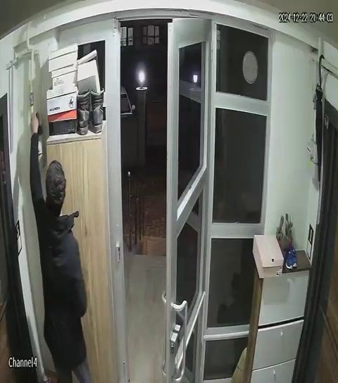 Adapazarı’nda Şaşırtan Hırsızlık: Alışveriş Yapar Gibi Ayakkabıları Çaldılar - Sayfa 4