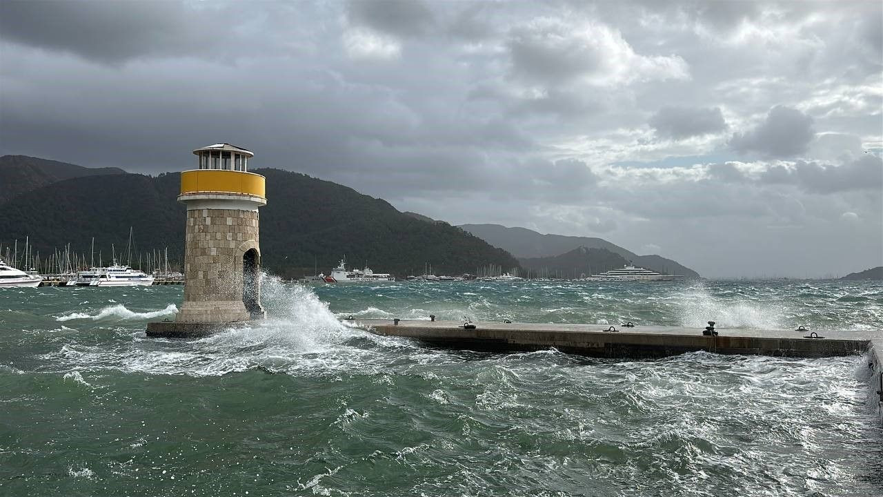 Marmaris'te Lodos Ve Sağanak Yağış Denizin Rengini Değiştirdi - Sayfa 4