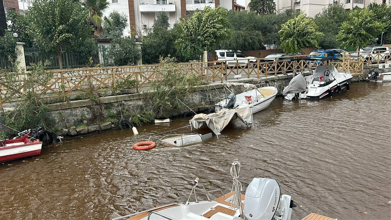 Marmaris'te Lodos Ve Sağanak Yağış Denizin Rengini Değiştirdi - Sayfa 6