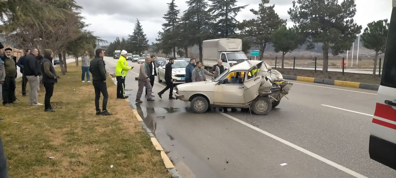 Isparta’da Kamyonet Otomobile Çarptı: Bir Kişi Hayatını Kaybetti - Sayfa 1