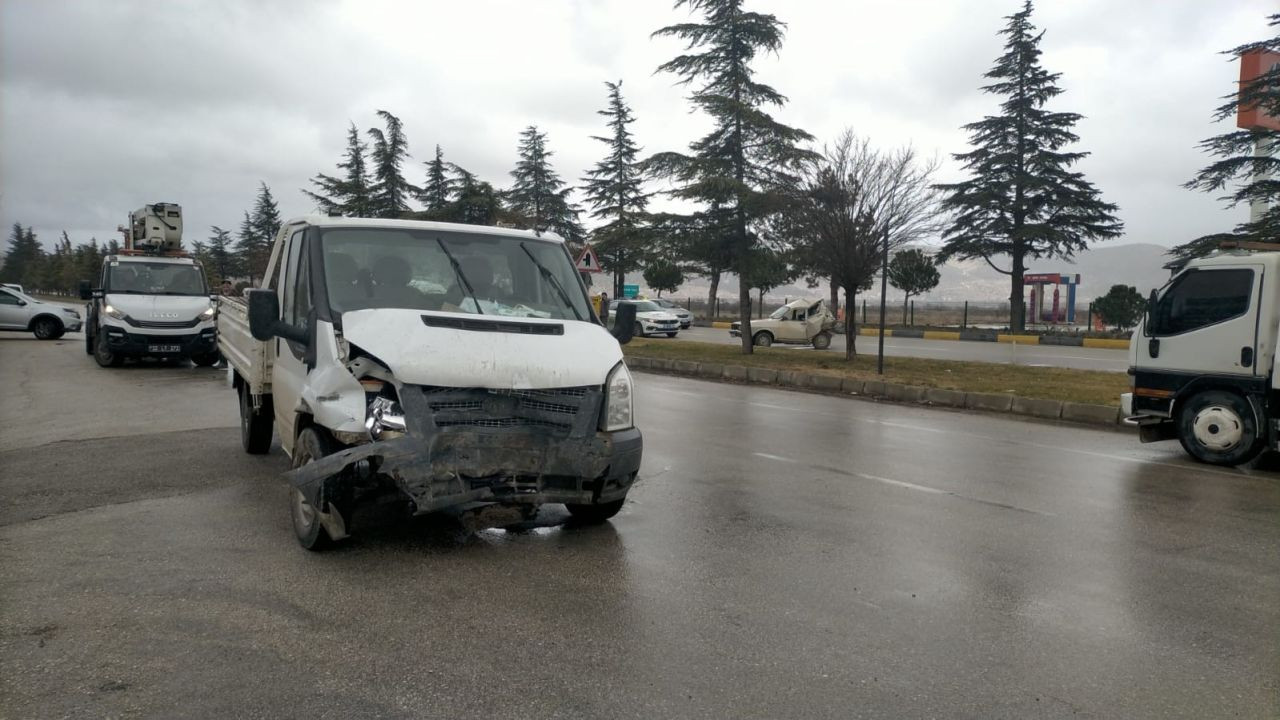 Isparta’da Kamyonet Otomobile Çarptı: Bir Kişi Hayatını Kaybetti - Sayfa 2