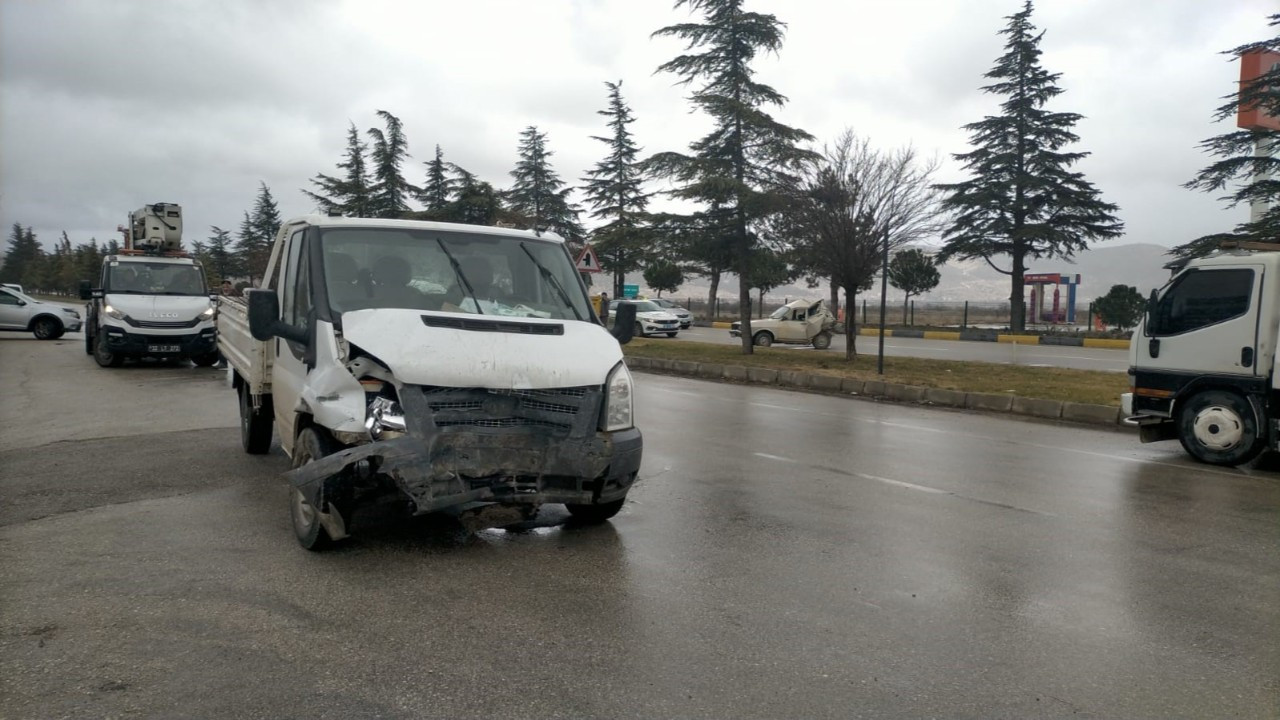 Isparta’da Kamyonet Otomobile Çarptı: Bir Kişi Hayatını Kaybetti