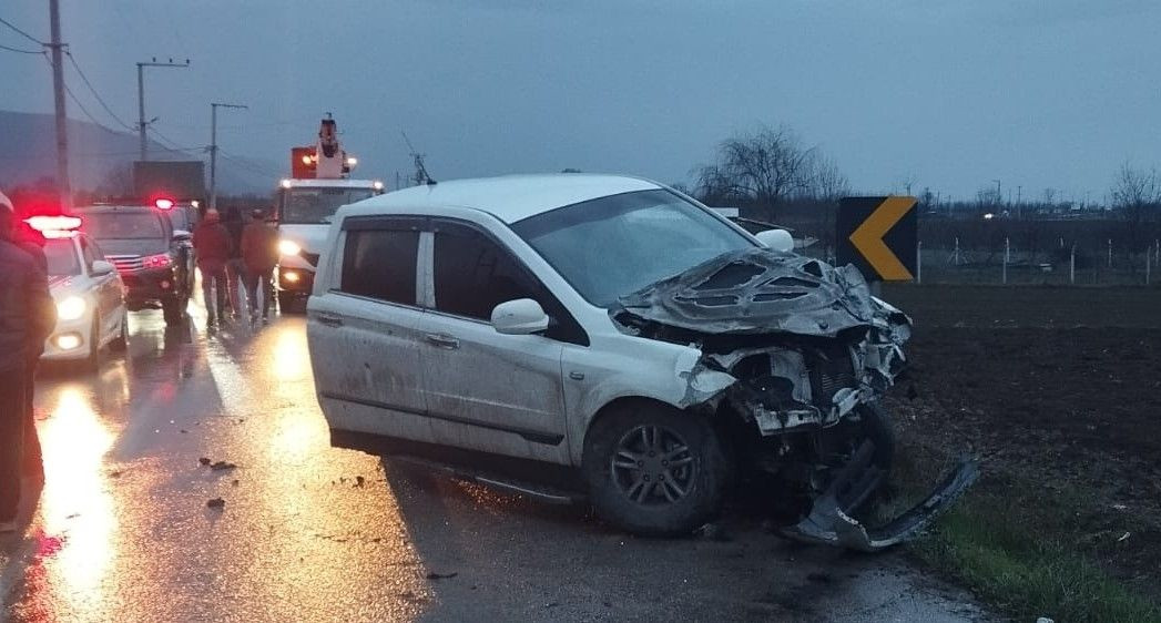 Kontrolden Çıkan Araç Direğe Çarptı: 1 Yaralı - Sayfa 1