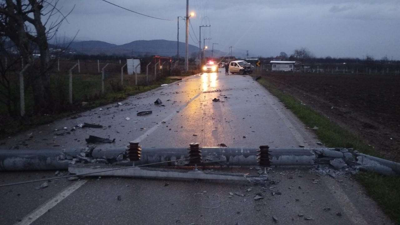 Kontrolden Çıkan Araç Direğe Çarptı: 1 Yaralı