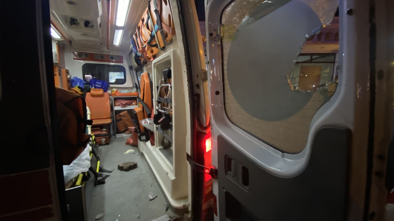 Diyarbakır’da Ambulansa Taşlı Saldırı: 74'üncü Kez Cam Kırdı - Sayfa 1