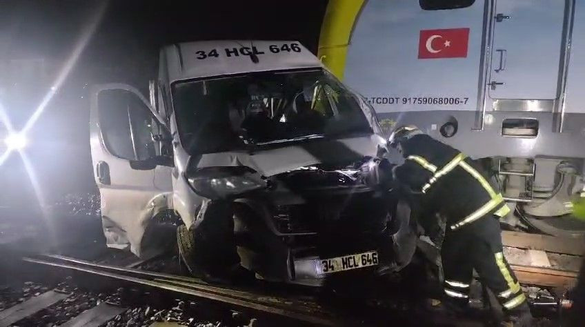 Tekirdağ'da Yük Treni ve Servis Minibüsü Çarpıştı: 4 Yaralı - Sayfa 1