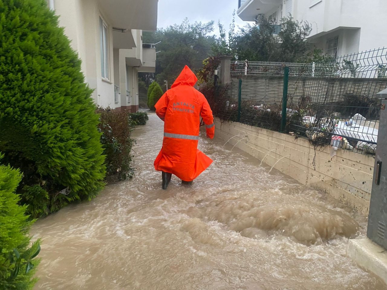 Manavgat’ta Büyükşehir Ekiplerinden Su Baskınlarına Hızlı Müdahale - Sayfa 4