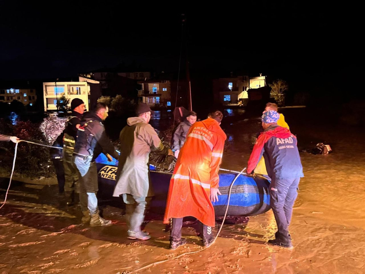 Manavgat’ta Büyükşehir Ekiplerinden Su Baskınlarına Hızlı Müdahale - Sayfa 10