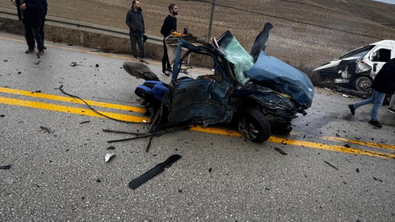 Ankara’da Servis Aracı ve Otomobil Çarpıştı: 1 Ölü, 10 Yaralı