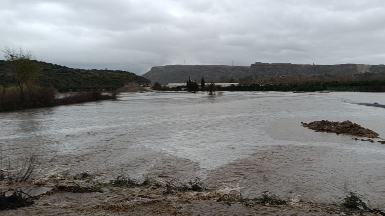 Manavgat’ta Dağlardan Gelen Sel Suları Ulaşımı Felç Etti - Sayfa 1