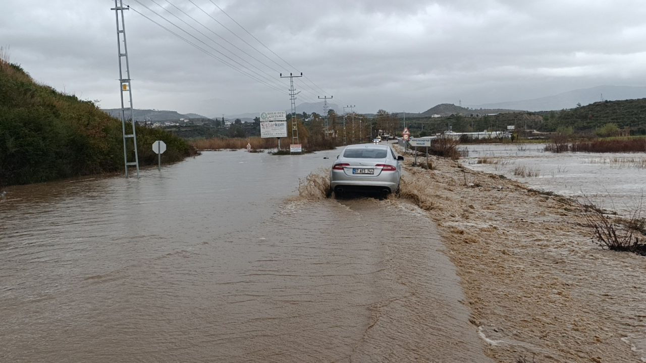 Manavgat’ta Dağlardan Gelen Sel Suları Ulaşımı Felç Etti - Sayfa 2