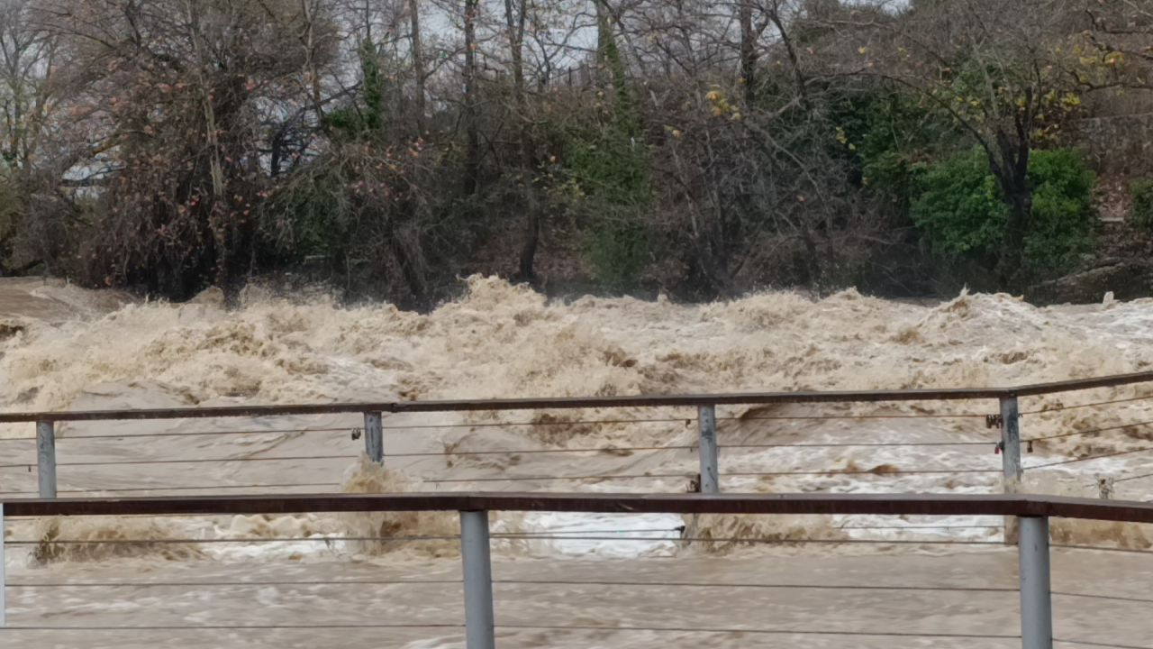 Manavgat’ta Sağanak ve Fırtına Hayatı Olumsuz Etkiliyor - Sayfa 7