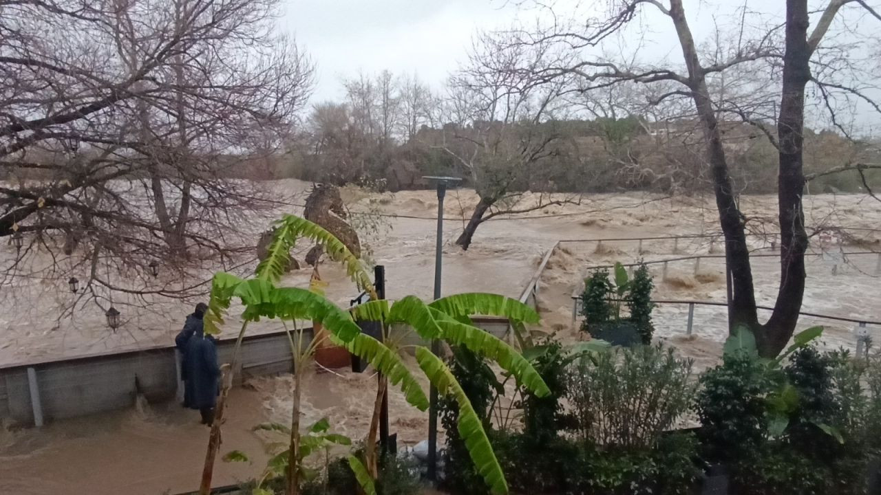 Manavgat’ta Sağanak ve Fırtına Hayatı Olumsuz Etkiliyor - Sayfa 10