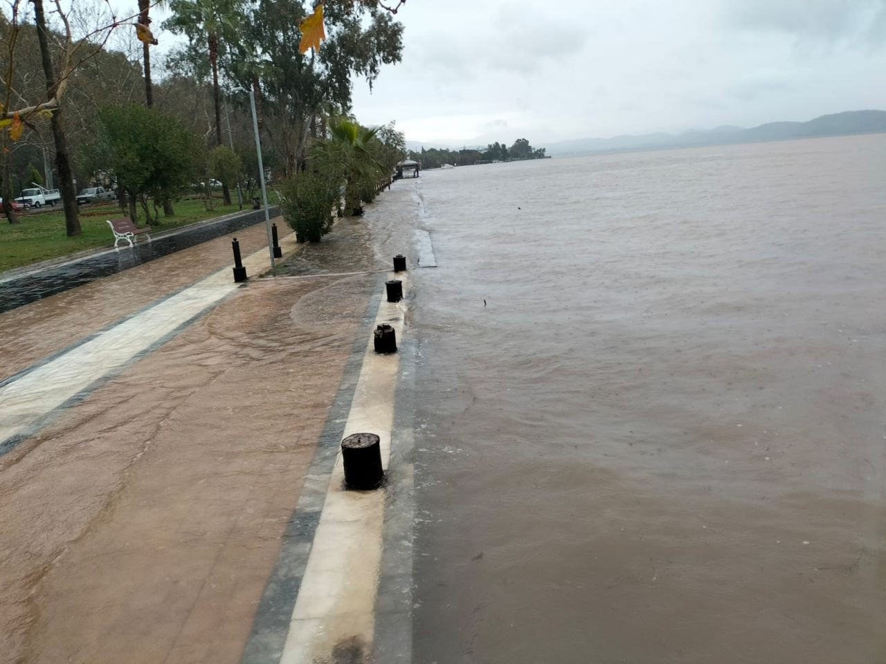 Köyceğiz Gölü Taştı, Yürüyüş Yolları Sular Altında - Sayfa 1