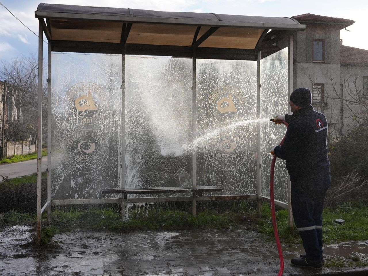 Düzce’de Otobüs Duraklarına Saldırı: Camlar Kırıldı, Ateş Yakıldı - Sayfa 3