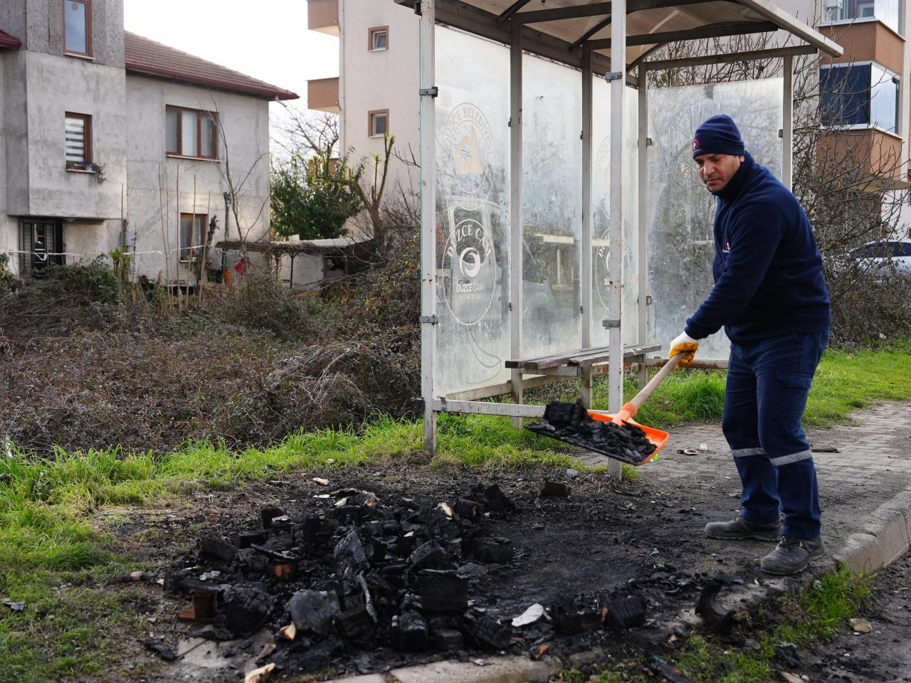 Düzce’de Otobüs Duraklarına Saldırı: Camlar Kırıldı, Ateş Yakıldı - Sayfa 2