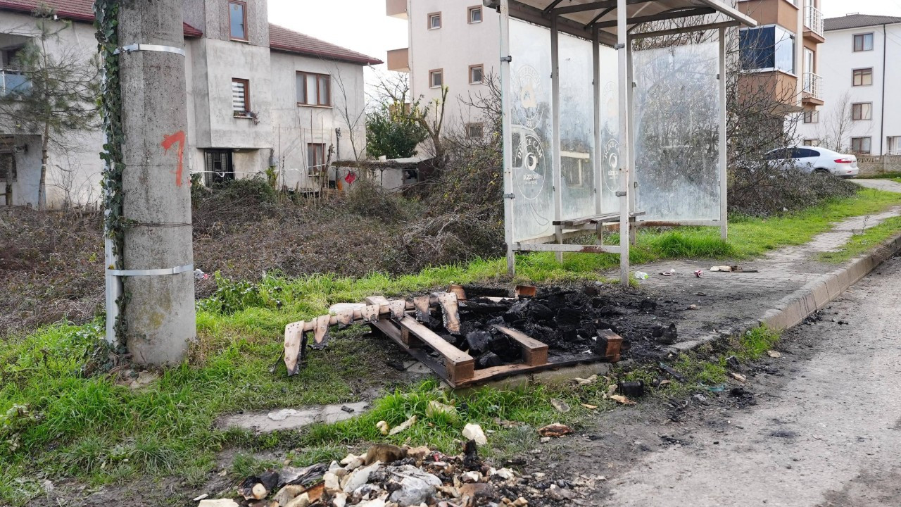 Düzce’de Otobüs Duraklarına Saldırı: Camlar Kırıldı, Ateş Yakıldı