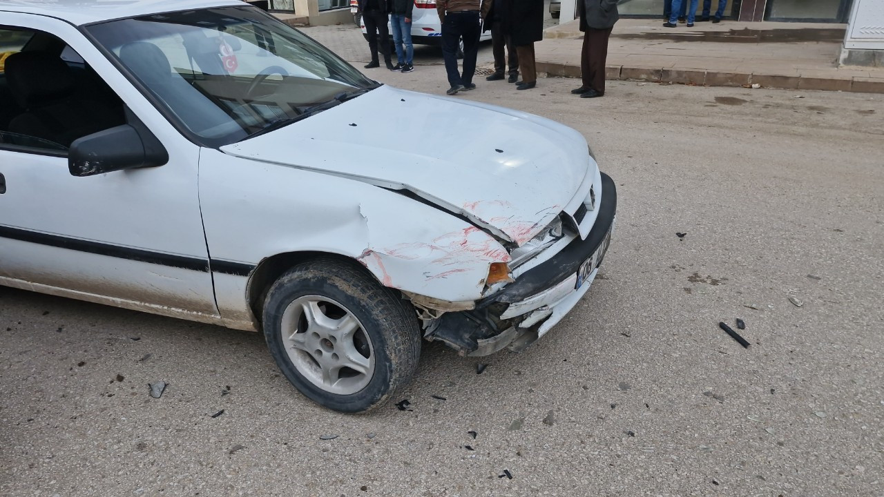 Çorum’da İki Otomobilin Çarpışma Anı Kameralara Yansıdı