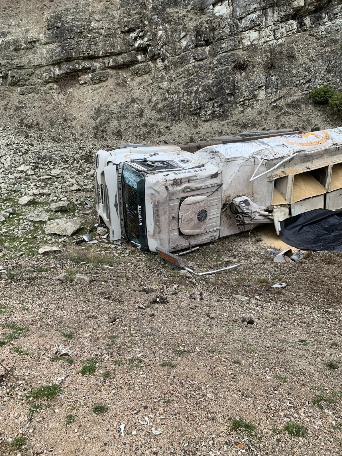 Bolu'da Virajda Kontrolden Çıkan Yem Yüklü Kamyon Devrildi: 1 Kişi Yaralandı! - Sayfa 1