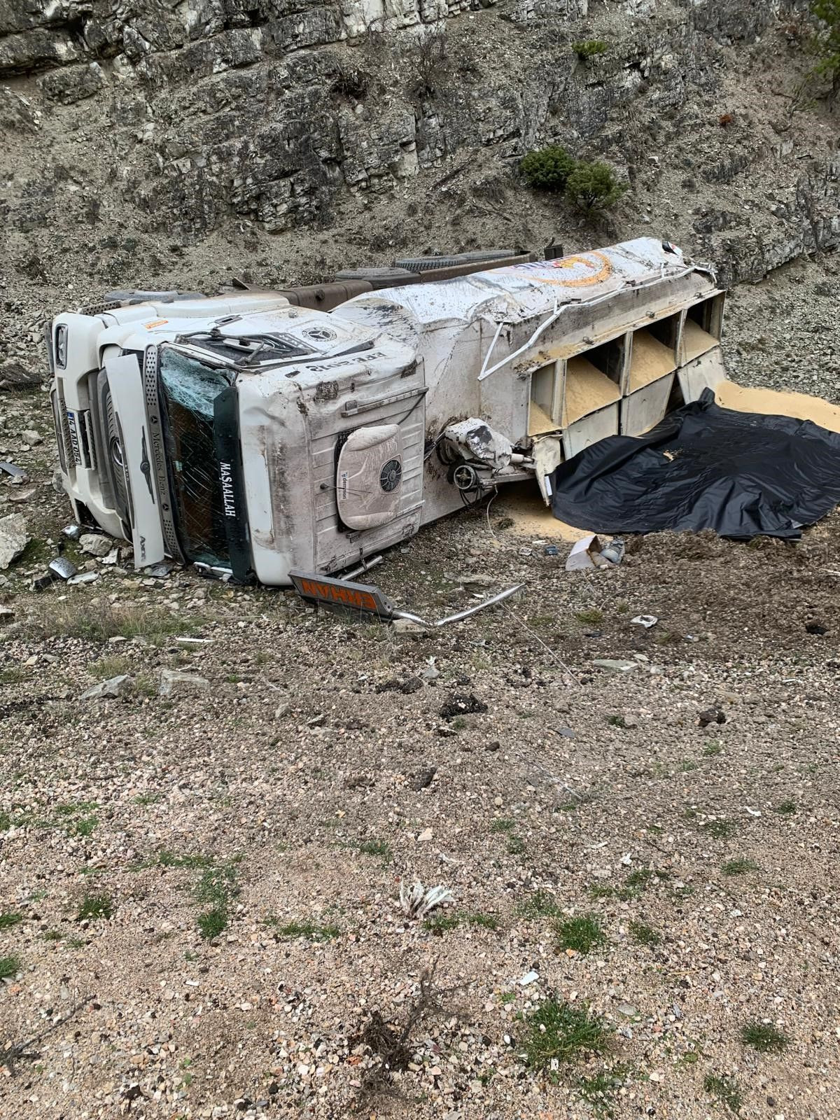 Bolu'da Virajda Kontrolden Çıkan Yem Yüklü Kamyon Devrildi: 1 Kişi Yaralandı! - Sayfa 3