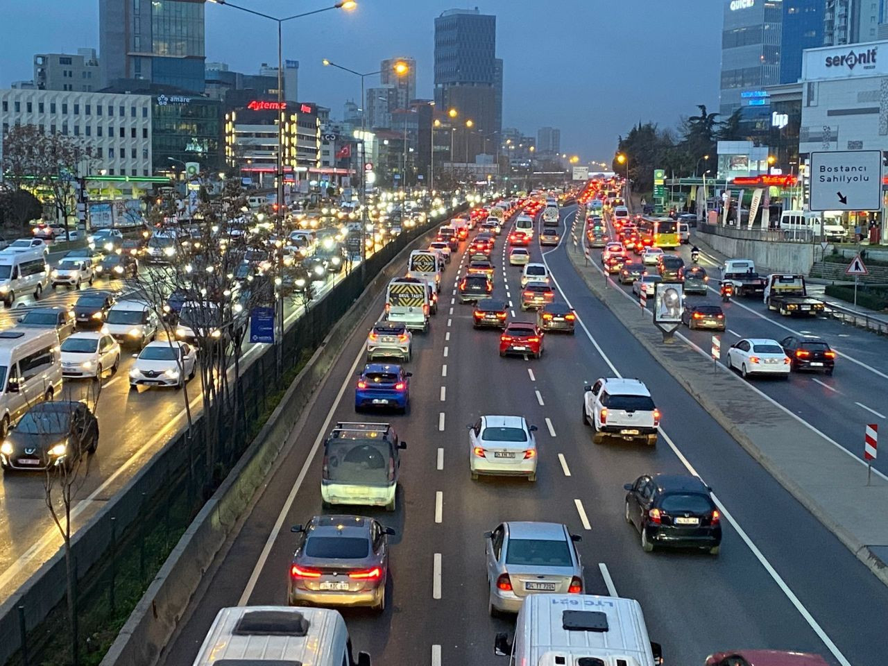 İstanbul’da Akşam Trafiği Kilitlendi: Yoğunluk %90’a Ulaştı - Sayfa 2