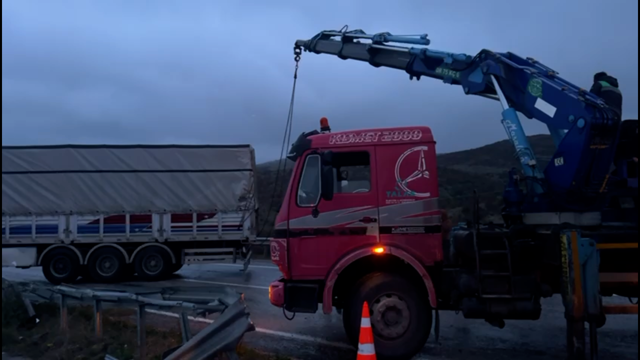 Gönen-Bandırma Karayolunda Kontrolden Çıkan Tır Kaza Yaptı - Sayfa 2