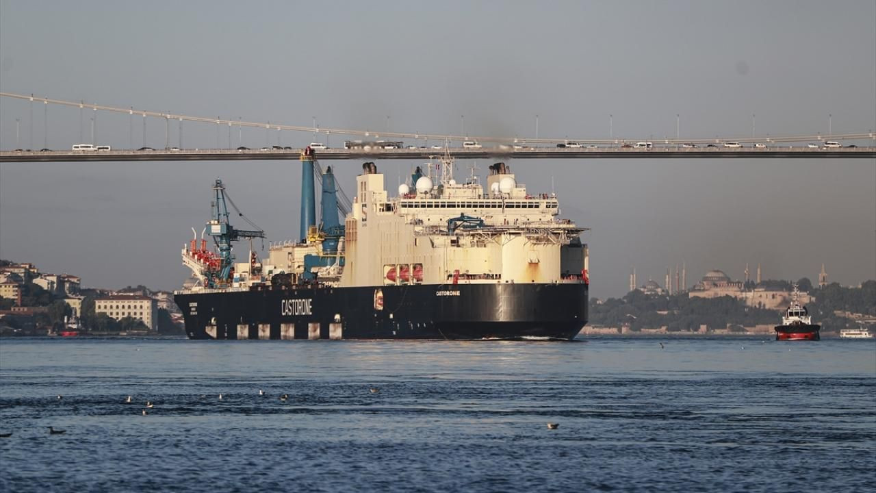 İstanbul Boğazı gemi trafiğine kapatıldı - Sayfa 1