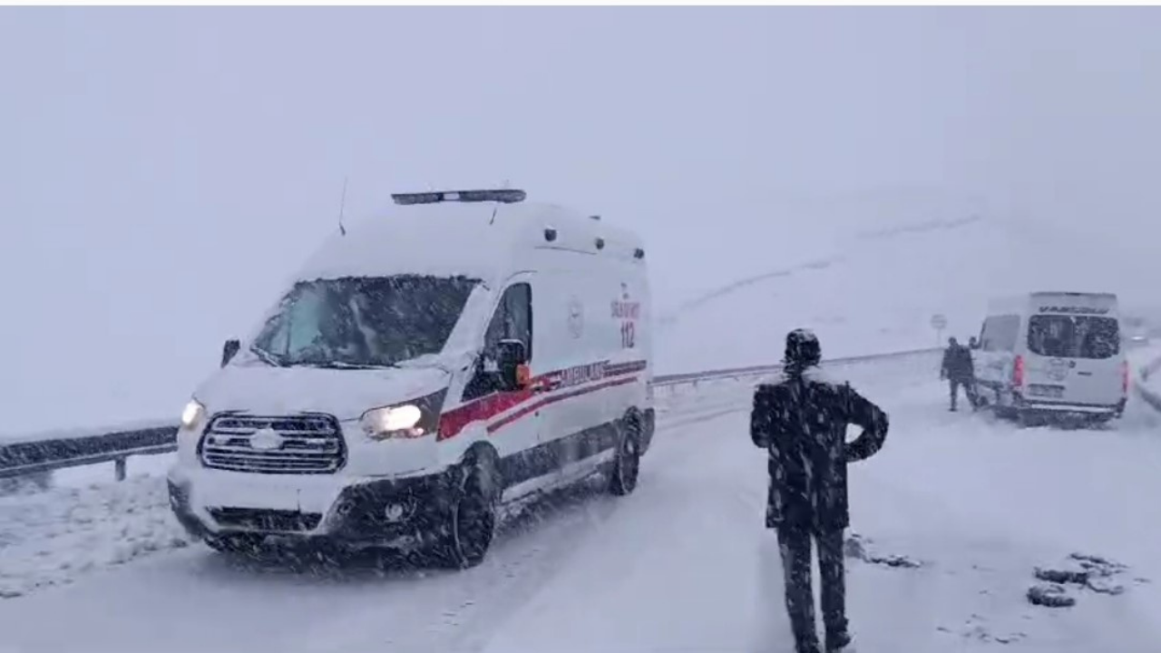 Van'da Yoğun Kar Yağışı Kazalara Yol Açtı, Yol Saatlerce Kapandı