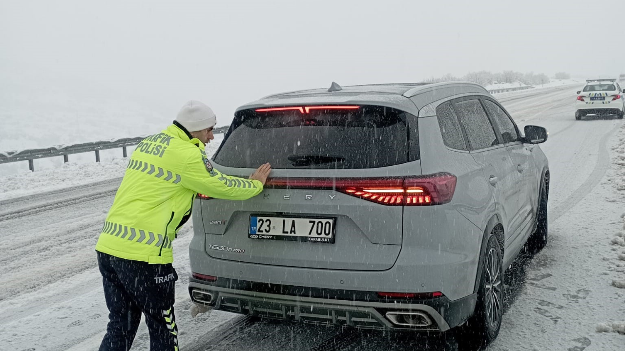 Bingöl’de Kar Esareti: Polis Ekipleri Yolda Kalan Sürücülere Destek Oldu