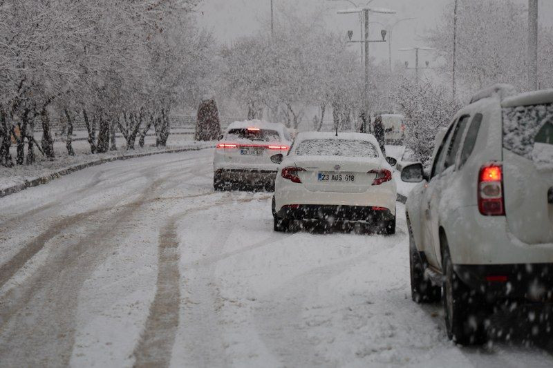 Elazığ’da Kar Yağışı Başladı, Kent Beyaza Büründü - Sayfa 4