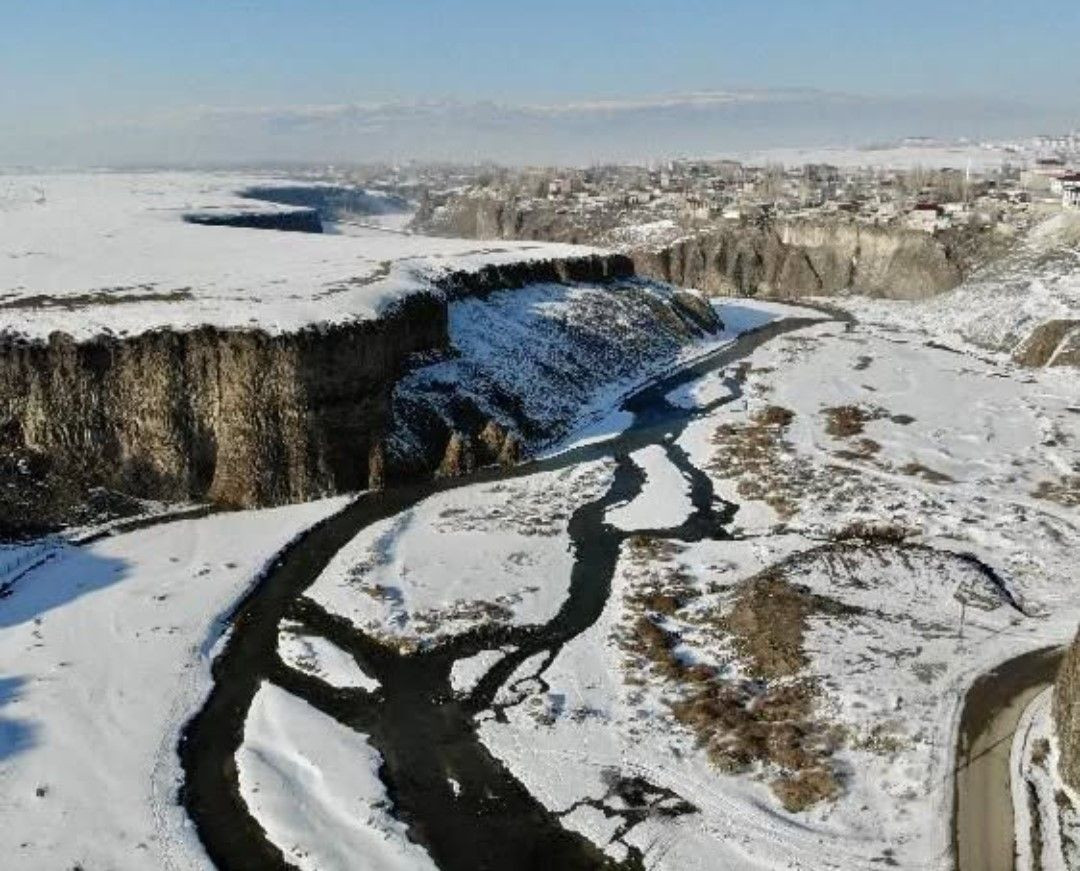 Ağrı'da Murat Nehri Buz Tuttu! - Sayfa 1