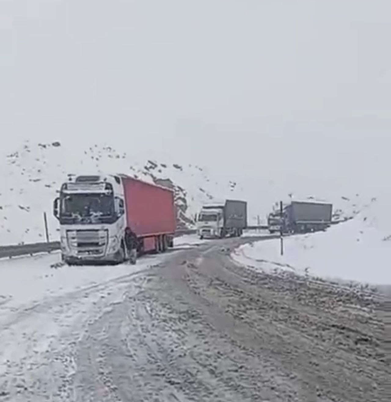 Yüksekova-Van Kara Yolunda Çok Sayıda Tır Mahsur Kaldı - Sayfa 3