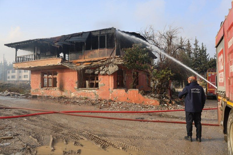 Hatay'da 2 Katlı Bina Alevlere Teslim Oldu - Sayfa 2