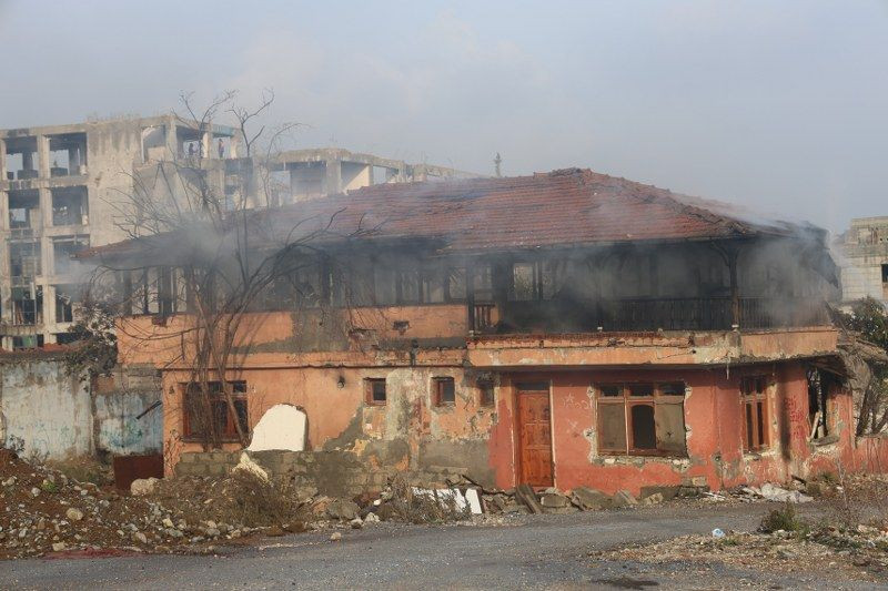 Hatay'da 2 Katlı Bina Alevlere Teslim Oldu - Sayfa 3