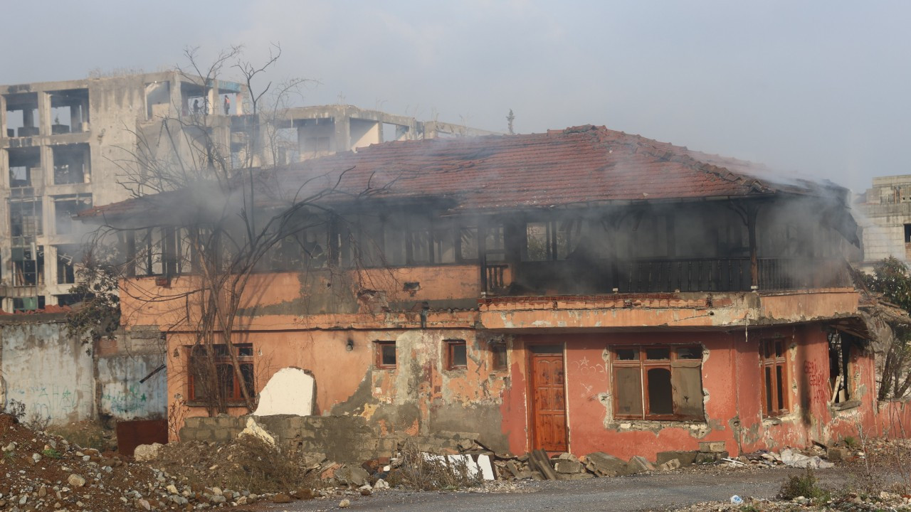 Hatay'da 2 Katlı Bina Alevlere Teslim Oldu