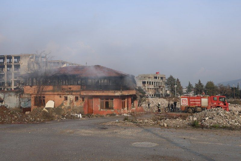 Hatay'da 2 Katlı Bina Alevlere Teslim Oldu - Sayfa 4