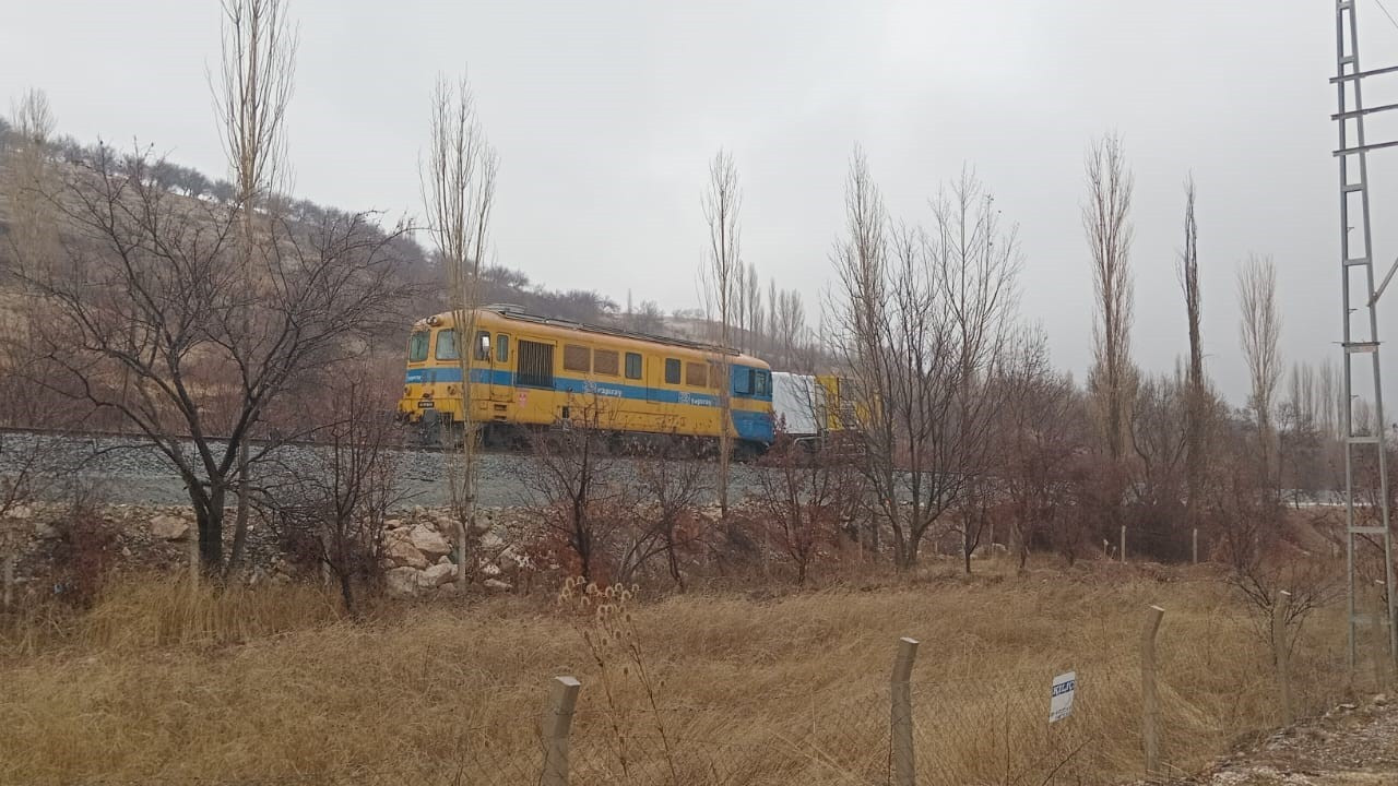 Malatya'da Raylardan Çıkan Lokomotif Korku Dolu Anlara Neden Oldu