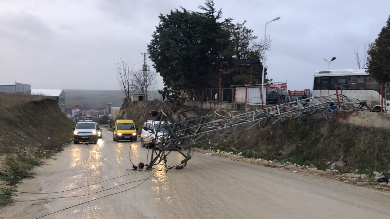 Fırtına Elektrik Direğini Devirdi, Fabrika Yolu Kapanma Noktasına Geldi