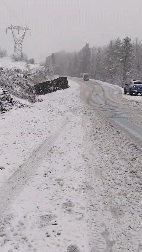 Kar Yağışı Nedeniyle Yoldan Çıkan Tır Devrildi: 2 Yaralı - Sayfa 2