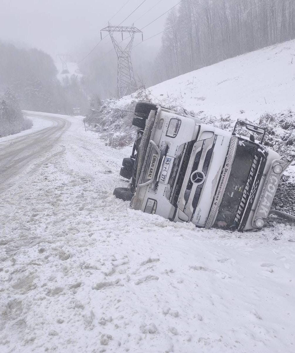 Kar Yağışı Nedeniyle Yoldan Çıkan Tır Devrildi: 2 Yaralı - Sayfa 3