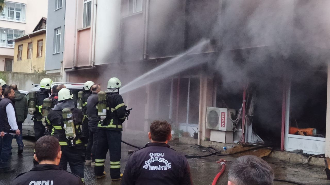 Patlayan Aküler İş Yerini Küle Çevirdi - Sayfa 8